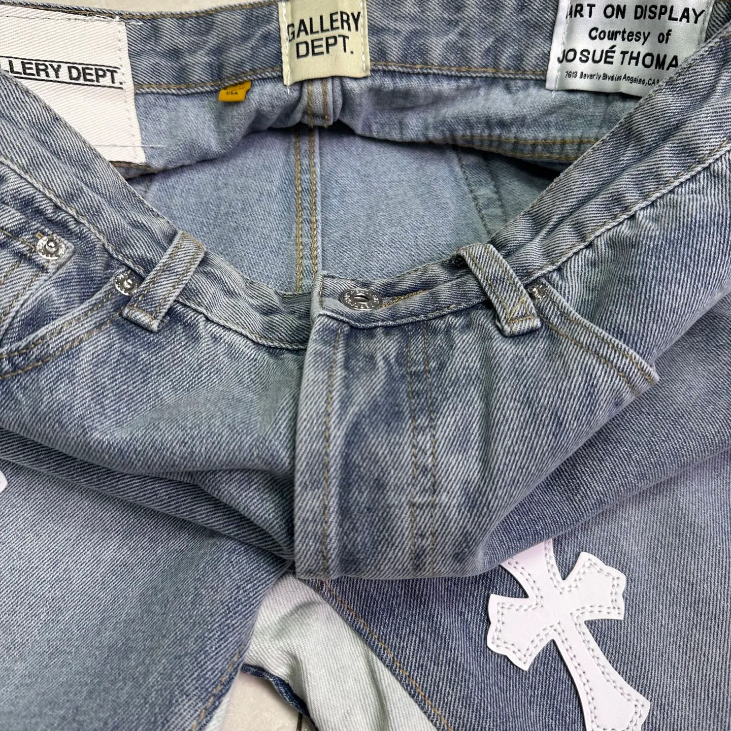 P260 GALLERY DEPT. & Croixin co-branded 2025 new spliced ​​white cross patch leather couple's bootcut jeans 🔥High version🔥High version🔥 Top ceiling quality Styles with different washed textures are very friendly to people with thin legs and thick legs. The bootcut version is very flattering to the leg shape. Moderate length that never goes out of style, easy to match with casually, basic styling for various styles, a must-have in the wardrobe! The fabric is stiff but also makes the upper body soft without losing texture. The washing process is even more perfect. It is a must-have item for everyone! ! ! Washed wheat, hangtag, pants label, complete with three labels Color: light blue Size: 28, 30, 32, 34, 36 (five sizes)